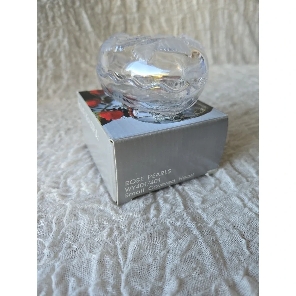 Vintage Heart shaped clear Glass Trinket Box Rose Flowers & Leaves Jewelry Catch